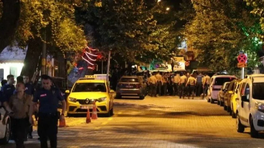 İzmir’in Konak ilçesinde akşam saatlerinde meydana gelen trafik kazasında tartışan iki grup arasında gece saatlerinde silahlı kavga çıktı. Olayda bir kişi ağır şekilde yaralanırken, polis ekipleri kaçan şüphelileri yakalamak için geniş çaplı çalışma başlattı.