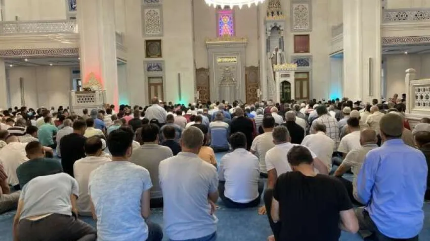 Oğluyla beraber namaza gelen Ogün Ocak, 