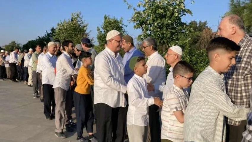 İzmir’de vatandaşlar Kurban Bayramı’nın 1. günü bayram namazını kılmak için sabahın erken saatlerinde kalkarak, camilerin yolunu tuttu. Kentteki birçok camide bir araya gelen vatandaşlar bayram namazını eda ederken, Bornova ilçesinde bulunan Bilal Saygılı Camii ve Külliyesi de bu camilerden birisi oldu. Saat 06.24’de cami içerisinde ve avlusunda saf tutan vatandaşlar bayram namazını kıldı. Namazın kılınmasının ardından bayram namazı hutbesinde ise Kurban Bayramı'nın önemi ve kurban kesmenin İslamiyet'teki yeri anlatıldı. Bayramların birlik, beraberlik ve kardeşliğin simgesi olduğu anlatılan hutbede İslam coğrafyasında yaşanan zulümlerin son bulması için dua edildi. Bayram namazını kılanlar cami çıkışında birbirleriyle bayramlaştı.