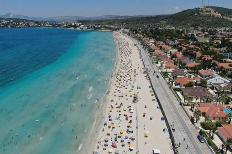 Çeşme'de tatilci akını: Plajlar taştı haberinin görseli