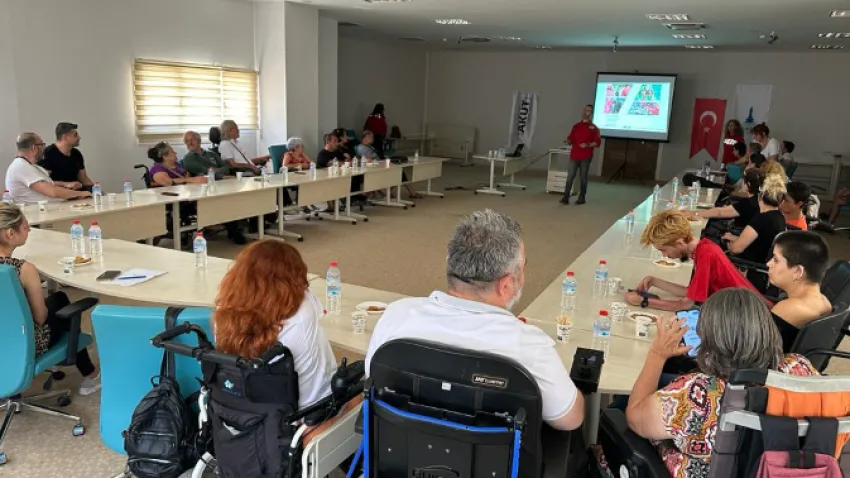 “Başka bir engelli politikası mümkün” sloganıyla engelsiz bir kent için çalışan İzmir Büyükşehir Belediyesi, “İncinebilir Gruplara Yönelik Afet Bilincinin Geliştirilmesi” başlığı altında İRAP (İl Risk Azaltma Planı) eğitimlerine başladı. “Afet Bilinci ve Engelli Farkındalığı Eğitimleri” çalışmaları kapsamında eğitim gören  Engelsizmir Şube Müdürlüğü ekipleri, engelli yurttaşlara ve yakınlarına yönelik “Afet Bilinci”, afet müdahale ekiplerine yönelik “Engellilere Yaklaşım ve Tahliyede Dikkat Edilecek Unsurlar” ve mahalle afet gönüllülerine yönelik “Engelli Farkındalığı” konularında uzmanlaştı. İlk eğitim AKUT işbirliği ile ortopedik engellilere yönelik olarak Örnekköy Sosyal Projeler Yerleşkesi’nde 30’a yakın katılımcı ile yapıldı.