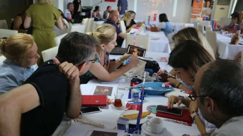 İzmir Milli Eğitim Müdürlüğü Erasmus+ Akreditasyonu İzmir Koordinatörlüğü tarafından organize edilen toplantı, Alaçatı Öğretmenevi'nde gerçekleştirildi. İzmir İl Milli Eğitim Müdürü Doç. Dr. Murat Mücahit Yentür, Çeşme İlçe Milli Eğitim Müdürü Şahan Çoker ve İzmir'in ilçelerinden gelen çok sayıda okul idarecisi ve öğretmen katıldı.