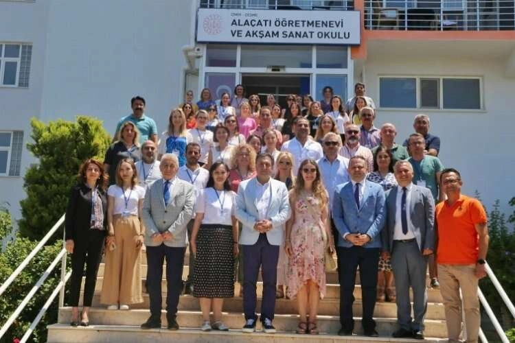 İzmirli öğretmenler Çeşme'de buluştu haberinin görseli