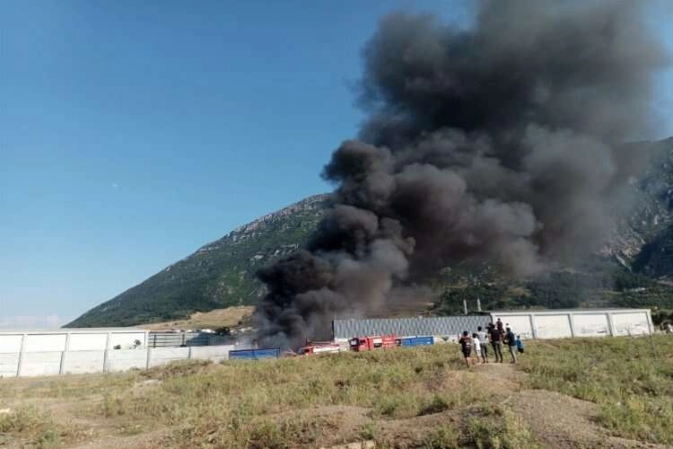 Manisa'da korkutan hurdalık yangını haberinin görseli