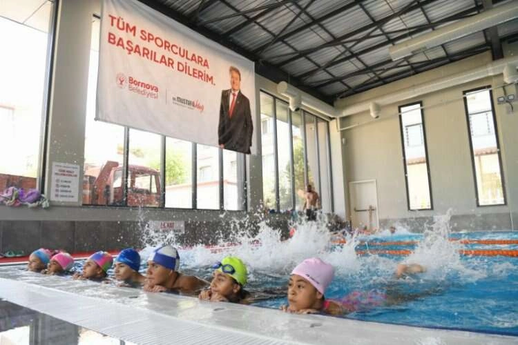 Bornovalı çocuklar hem eğleniyor hem yüzme öğreniyor haberinin görseli