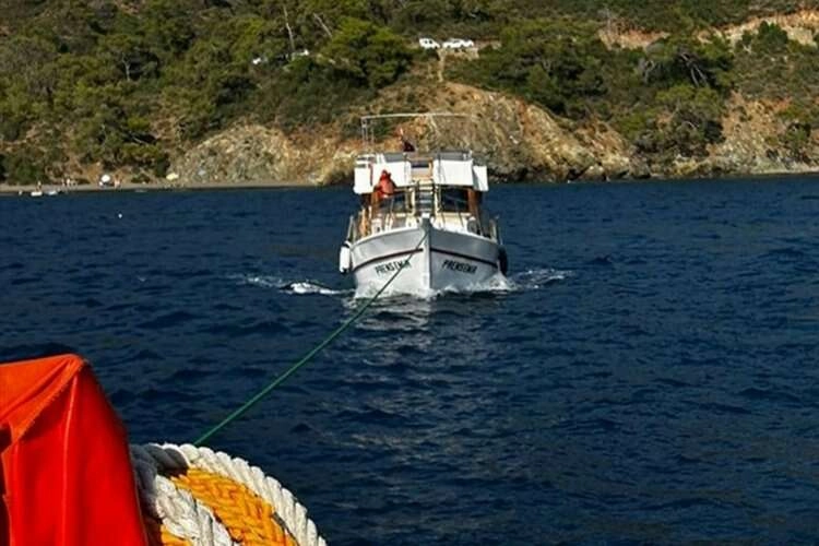 Muğla’da sürüklenen tekne kurtarıldı haberinin görseli