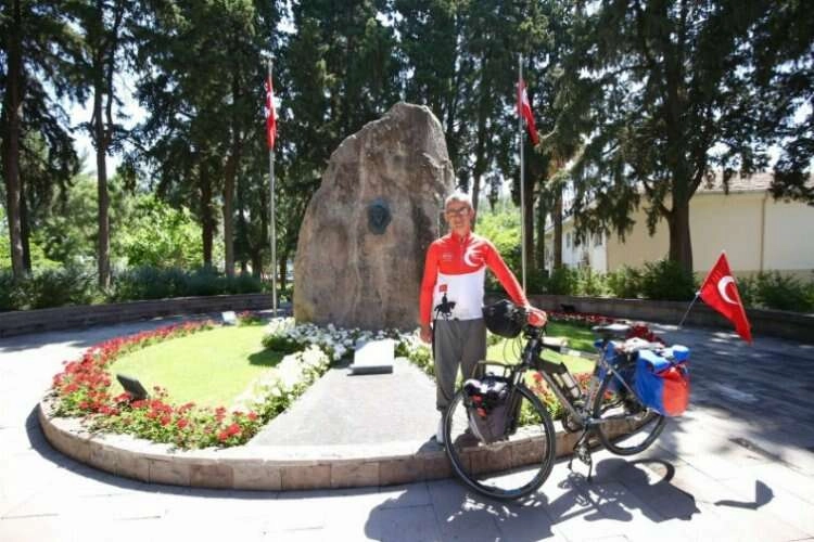 Cumhuriyetin 100. yılı için Sivas’tan Karşıyaka’ya pedalladı haberinin görseli