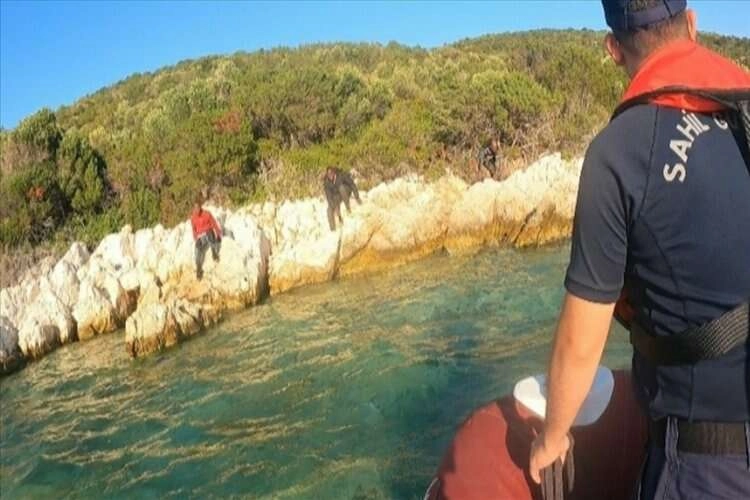 Düzensiz göçmenlerin yardımına sahil güvenlik koştu haberinin görseli