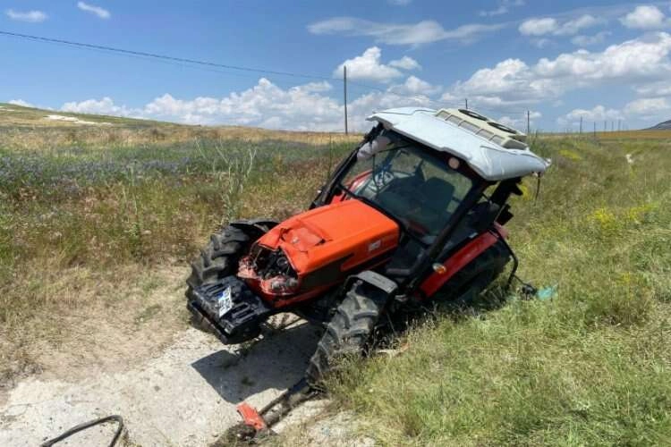 Afyonkarahisar'da traktör sulama kanalına girdi haberinin görseli