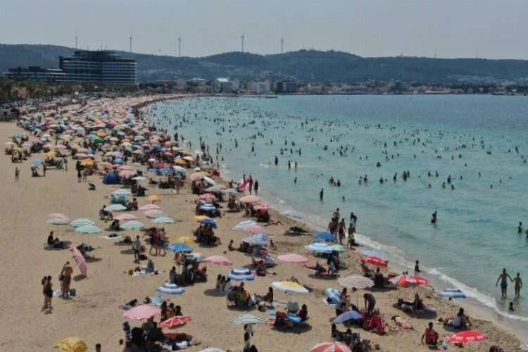 Çeşme bayramın 2. gününde de tam kapasite haberinin görseli