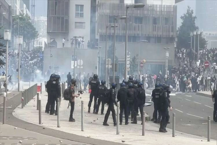 Fransa’da genç sürücünün öldürülmesi sonrası çatışma çıktı haberinin görseli