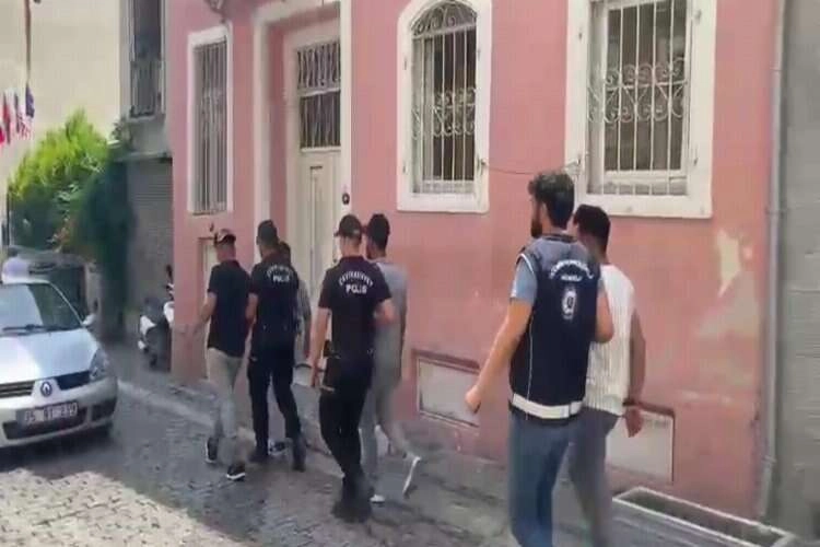 İzmir polisinden düzensiz göçmenlere operasyon haberinin görseli