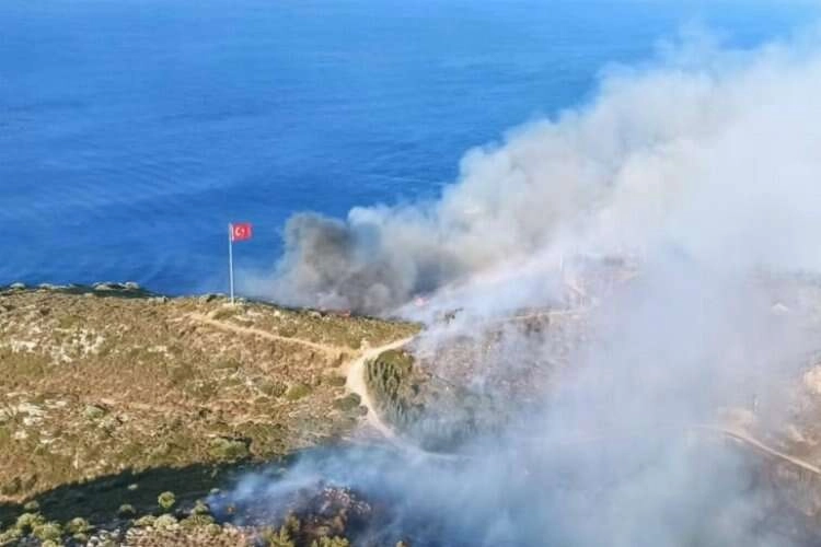 Ateş savaşçıları Türk Bayrağı’nı korudu haberinin görseli