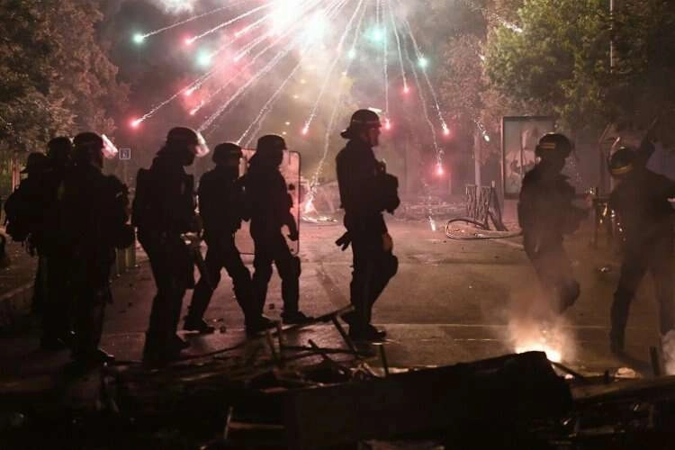 Fransa'da şiddet olayları devam ediyor haberinin görseli