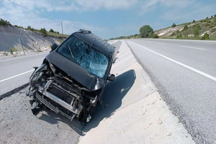 Kütahya'da kaza: Otomobil tahliye kanalına devrildi haberinin görseli