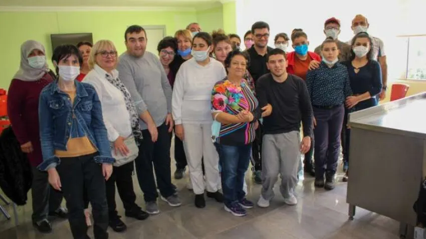 Öğrencilerin ulaşımı Karşıyaka Belediyesi’nin servis hizmetiyle sağlanırken, öğle yemekleri İzmir Büyükşehir Belediyesi tarafından veriliyor. Haziran-Ağustos döneminde ise servis ve yemek dışında tüm hizmetler aynı şekilde devam ediyor. Yaz için ayrıca aşçılık eğitimi verilmesi planlanıyor.
