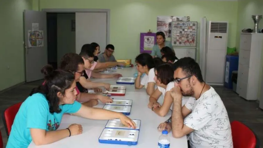 Yaz döneminde de faaliyetlerinin devam ettiğini belirten Karşıyaka Belediye Başkanı Dr. Cemil Tugay “Örnek bir eğitim sistemi uyguladığımız merkezimizde tüm engelleri sevgi ve emekle aşıyoruz