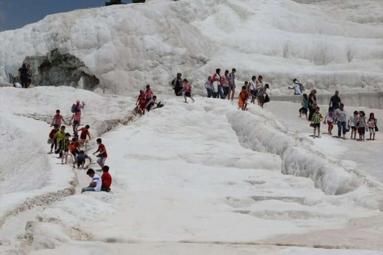 Pamukkale'de bayram yoğunluğu sürüyor haberinin görseli