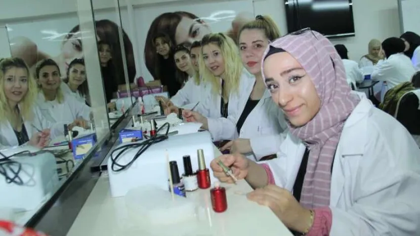 Son yılların popüler mesleği nail art (tırnak sanatı) ve protez tırnak, kadınların gelir kapısı oldu. İzmir Kuaförler ve Manikürcüler Güzellik Salonu İşletmecileri Esnaf ve Sanatkarlar Odasının İstihdam için Meslek Edindirme Projesi (İMEP) çerçevesinde başlattığı nail art ve protez tırnak kursunda kadınlar, hem meslek öğreniyor hem de ders başına harçlık alıyor.