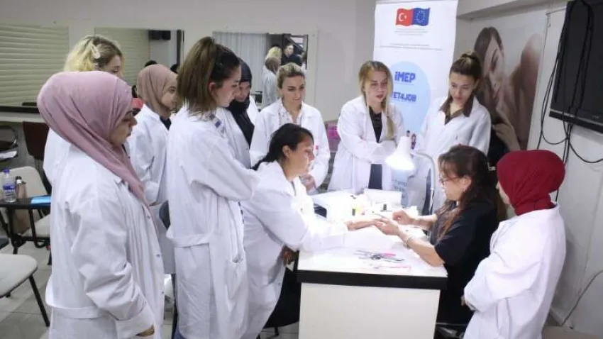 Kursta verilen eğitimlerden bahseden eğitmen Sevinç Karasakız da “Protez tırnağı öğrenmek için önce manikürün nasıl yapıldığını öğrenmek gerekiyor. Burada manikürün yanı sıra 80 saatlik protez tırnak eğitimi veriyoruz. 80 saatlik eğitimin neticesinde kursumuza katılanlar tırnak bakım uzmanı olmaya hak kazanıyor. Tırnak sanatını da taş ve oje gibi materyallerle tırnağın üzerine yapılan bir çeşit bakım kolu olarak özetlemek mümkün. Kursumuzda tüm bu uygulamaları anlatıyoruz. Günümüzde protez tırnak salonları oldukça yaygın. Protez tırnak çalışmalarının temelinde de manikür olmak zorunda. Tırnak keratini üzerine çalıştığımızdan ve kullandığımız aletlerden dolayı bu uygulamaları profesyonellerin yapması gerekiyor. Katılımcılarımıza verilen diplomamız bunun için yeterli nitelikte. Çoğu kişi stajyerlik dönemini deneyimlemeden iş yeri açıyor ancak bahsettiğimiz profesyonelliğin oluşabilmesi için kişilerin bir stajyerlik döneminden geçerek işin derinliklerini öğrenmeleri gerekiyor. Derslerimizin ilk basamağını teorik olarak veriyoruz, altyapıyı oluşturduktan sonra uygulamalı derslerimize başlıyoruz” diye konuştu.
