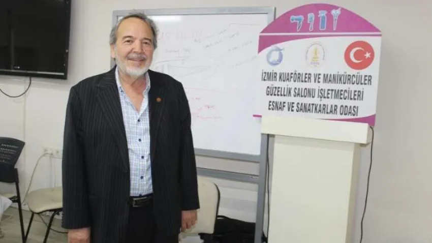 İzmir’de İMEP desteği ile gerçekleşen ve meslek öğretmenin yanında iş garantisi de sağlayan protez tırnak ile nail art kursu, yoğun ilgi görüyor. Özellikle meslek edinmek isteyen ev hanımları ve kendini geliştirmek isteyenler, İzmir Kuaförler ve Manikürcüler Güzellik Salonu İşletmecileri Esnaf ve Sanatkarlar Odasında düzenlenen kursun yolunu tuttu. Kursta hem teorik hem de pratik bilgi alan kursiyerler manikür, protez tırnak ve nail art uygulamasının inceliklerini öğreniyor. Kursiyerler ayrıca, her ders başına cep harçlığı da alıyor.