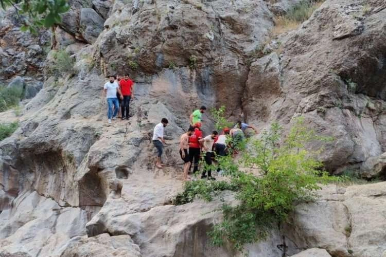 Piknik için gittiği yerde kayalıklardan yuvarlandı haberinin görseli