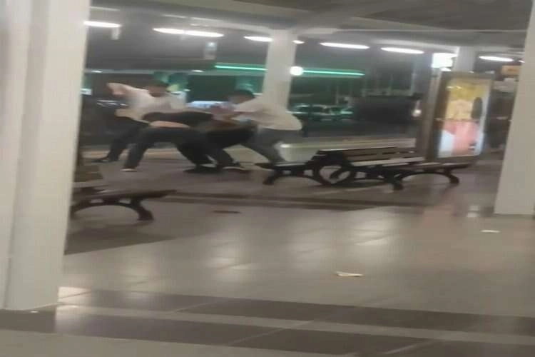 Metro'da kavga büyüdü yumruklar havada uçuştu haberinin görseli
