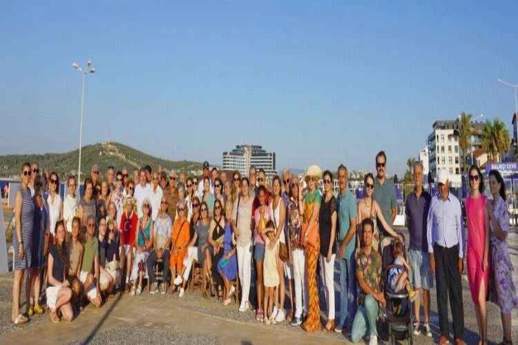 Çeşme'de yılların değiştiremediği bayramlaşma geleneği haberinin görseli