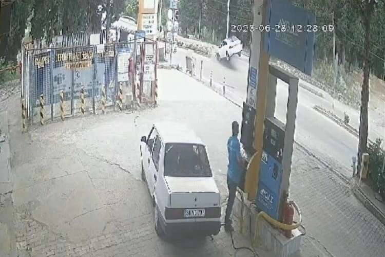 Denizli'de lüks araç aydınlatma direğine çarptı haberinin görseli
