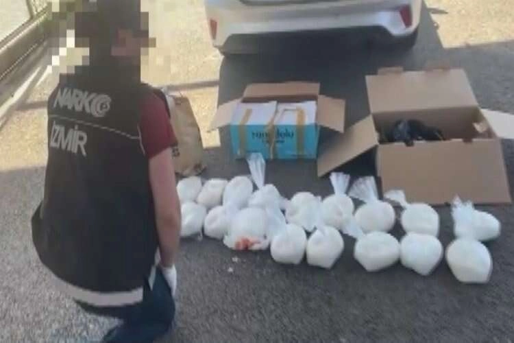 İzmir'de uyuşturucu sevkiyatçısı yakalandı haberinin görseli