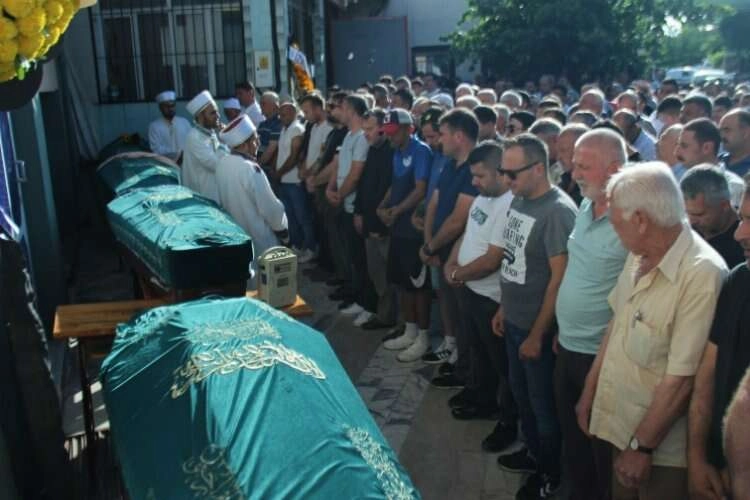 İzmir'deki kazada hayatını kaybedenler toprağa verildi haberinin görseli