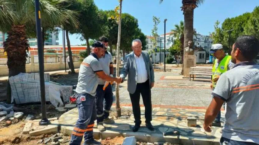 Karabağlar Belediye Başkanı Muhittin Selvitopu, çalışmaları yerinde denetleyerek ekiplerle ve bölgedeki vatandaşlarla sohbet etti. İlçedeki parkları belirli bir programa bağlı kalarak, belediyenin kendi ekipleriyle yenilediklerini vurgulayan Başkan Selvitopu, “Böylece yapılan çalışmalara hızlı müdahale şansı doğuyor. Vatandaşlarımızın taleplerine ve önerilerine anında yanıt verip, gerekli değişiklikleri yapıyoruz” dedi.