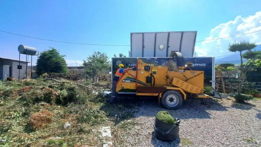 Sürdürülebilir çevre ve sürdürülebilir doğa için budama ve çim biçiminden elde ettiği atıkları kompost gübreye dönüştüren Bornova Belediyesi, geleneksel üretimden modern yönteme geçti. Kompostun yapım sürecini kısaltmak, işgücünü azaltmak amacıyla yeni teknoloji karbon kapanı konteynerlerde kompost yapımına başlandı. 