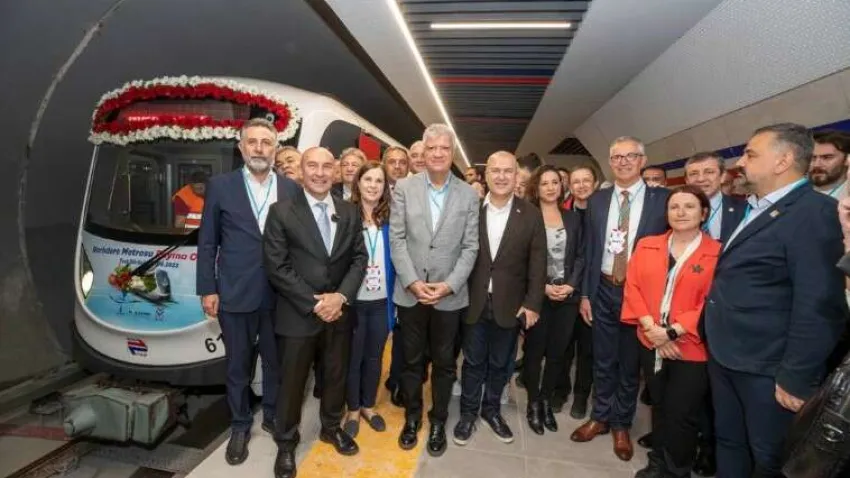  İzmir Büyükşehir Belediyesi'nin tamamını kendi öz kaynaklarıyla yaptığı ve yolculu ilk sürüşü 12 Mayıs'ta gerçekleştirilen Narlıdere Metrosu artık gün sayıyor. 7,2 kilometre uzunluğunda ve 7 istasyondan oluşan metro hattının önümüzdeki aylarda açılması bekleniyor. 285 milyon euroluk dev proje açıldığında İzmirliler güvenli, konforlu, çevreci ve ekonomik raylı ulaşım olanağına kavuşacak.