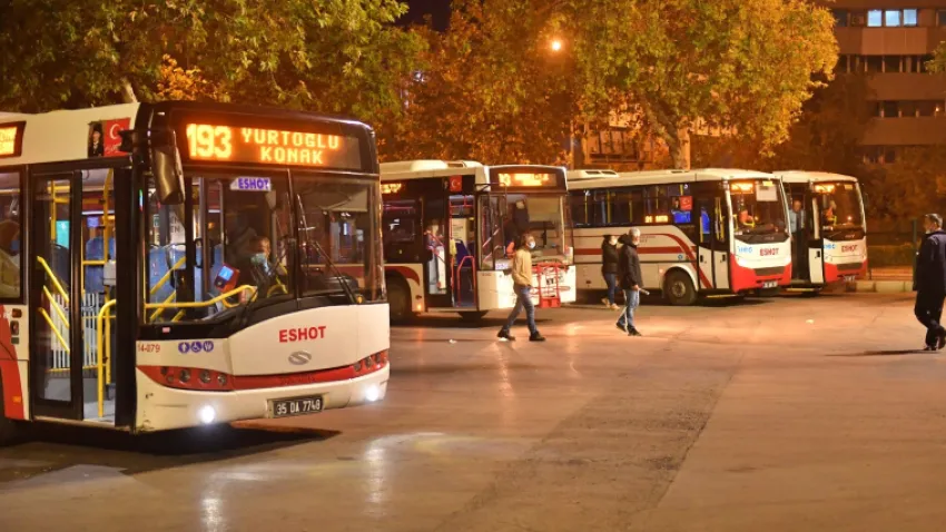 İzmir Büyükşehir Belediyesi’nin tüm toplu ulaşım araçlarında başlattığı Halk Taşıt uygulaması, tam biniş yapan yolcunun ayda 428 TL tasarruf etmesini sağladı. 4 yıldır devam eden uygulama sayesinde 241 milyon liralık bir miktar İzmirlinin cebinde kaldı.