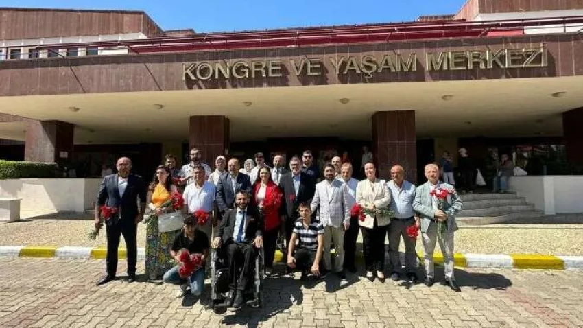 AK Parti İzmir İl Başkanı Bilal Saygılı, bayramı yoğun programla geçirdi. Huzurevi ziyaretleri yaparak yaşlılarla da bir araya gelen Başkan Saygılı; bayram boyunca İl Başkanlığı’nda yönetimle birlikte kabullerini sürdürdü.  Narlıdere Huzurevi Yaşlı Bakım ve Rehabilitasyon Merkezi sakinleriyle bir araya gelen Saygılı, en anlamlı bayram buluşmalarının çocuklar ve yaşlılarla olduğunu vurguladı.