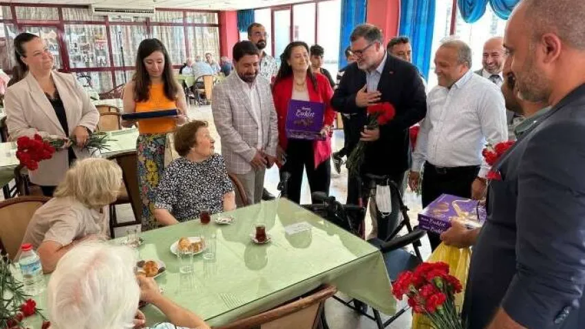 Büyüklere saygının sadece bayramların değil, hayatın gereği olduğunu belirten İl Başkanı Bilal Saygılı; “ Geçmiş ve geleceğin iki kuşağı arasında kurulacak köprü; her zaman güç demektir. Bayramlar bunun en özel vesile günleridir. Yaşlılarımızı ziyaret ederek dertlerini, anılarını dinledim. Geleceği; onların öğretileri, çocuklarımızın enerjileri ile inşa edeceğiz. Ancak, köklerimizin üstünde yükselebiliriz” diye konuştu.