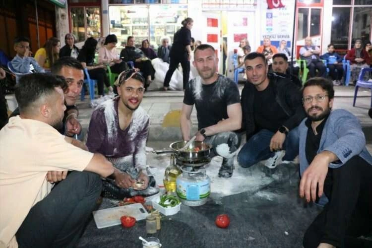 Afyonkarahisar'da ''erkek eziyeti'' geleneği sürdürülüyor haberinin görseli