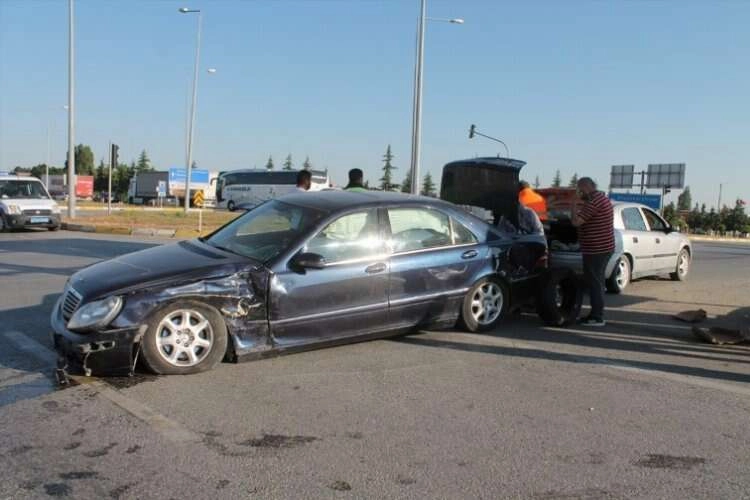 Afyonkarahisar'da bir araç otomobille çarpıştı haberinin görseli
