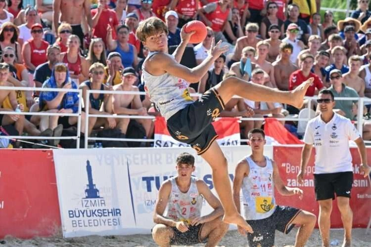 İzmir'deki Plaj Hentbol turnuvası sona erdi haberinin görseli