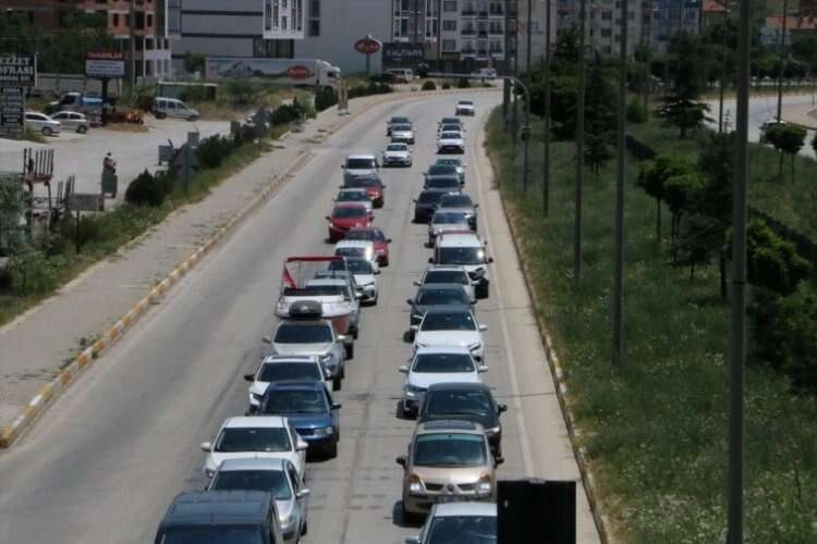 Afyonkarahisar'da trafik yoğunluğu sürüyor haberinin görseli