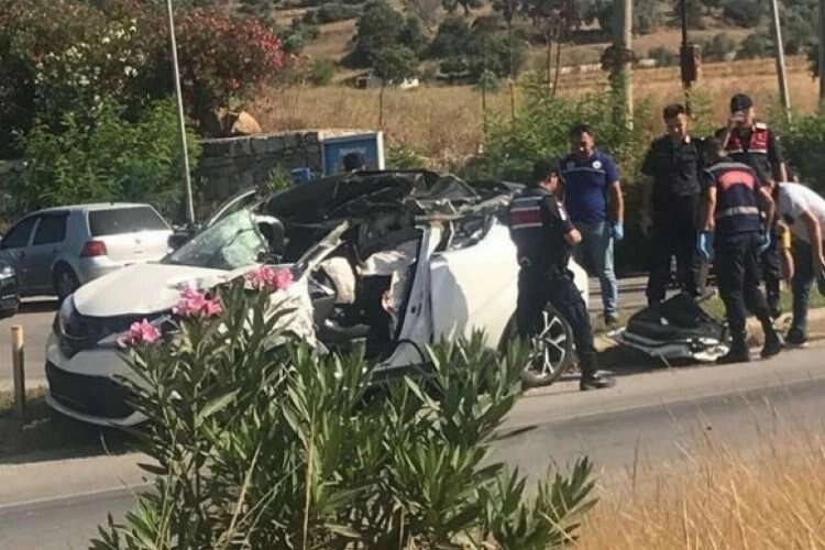 Muğla'da bir otomobil kamyonla çarpıştı haberinin görseli