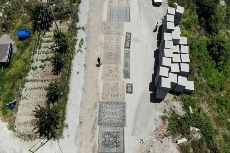 Manisa'da görenleri şoke eden halı eskitme yöntemi haberinin görseli