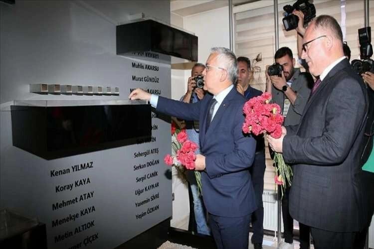 Madımak Oteli'ne karanfil bıraktılar haberinin görseli