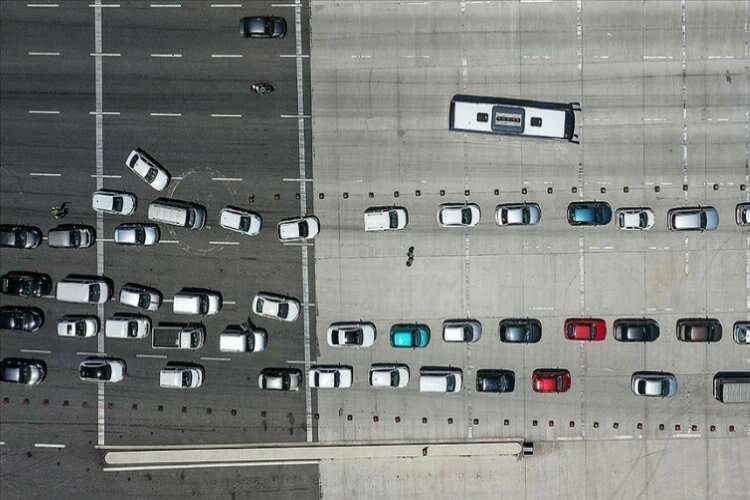Tatilcilerin dönüş yolculuğu trafiği kilitledi haberinin görseli