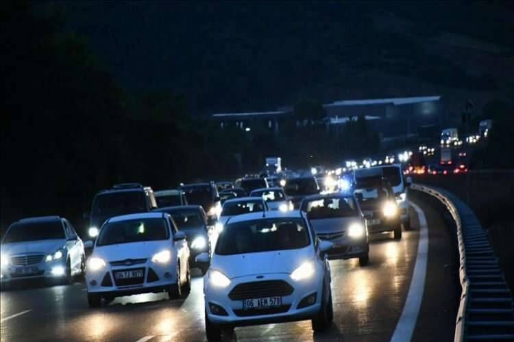 Tatilcilerin dönüşü trafiği kitledi haberinin görseli