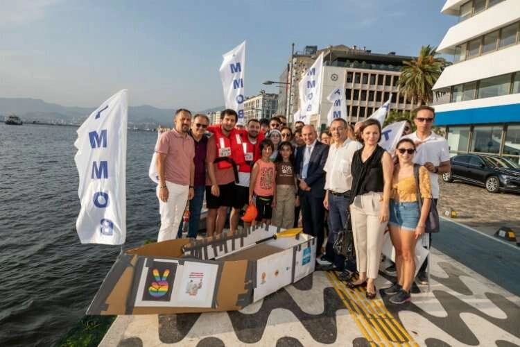 İzmir'de Kabotaj Bayramı'nda kartondan tekneler yarıştı haberinin görseli