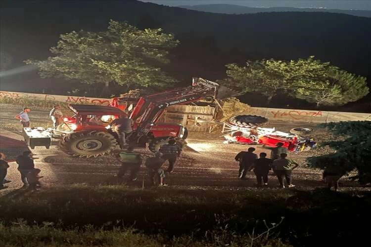İzmir'de kaza: Traktör devrildi haberinin görseli