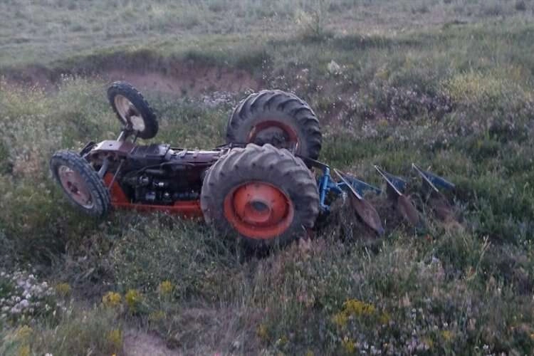 Kütahya'da traktör dereye devrildi haberinin görseli