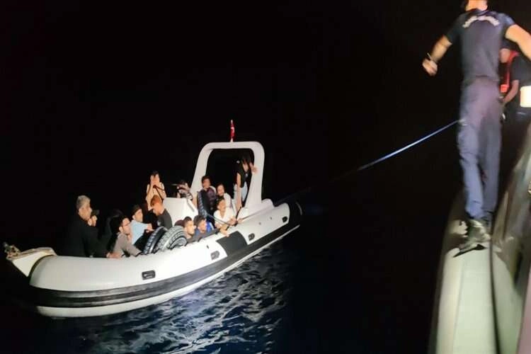 Muğla'da 17 düzensiz göçmen karaya çıkarıldı haberinin görseli
